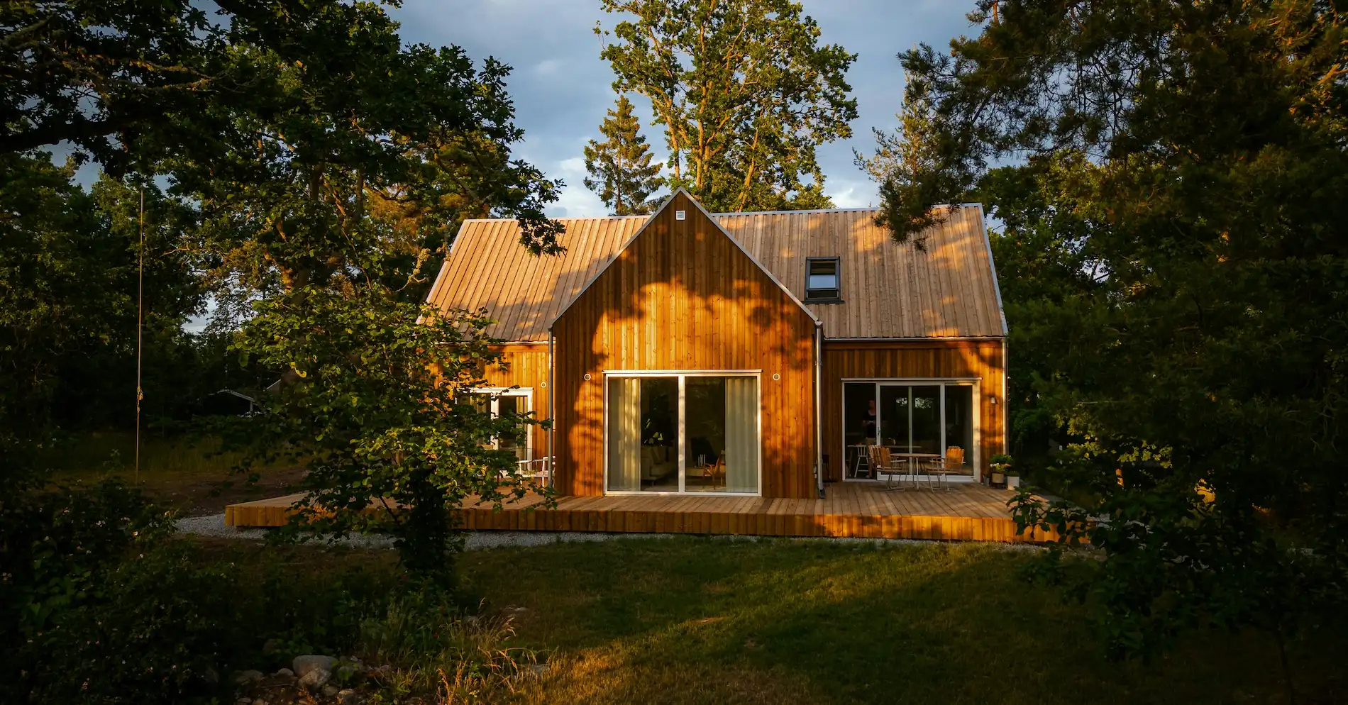 Bild på en villa med skogsbakgrund